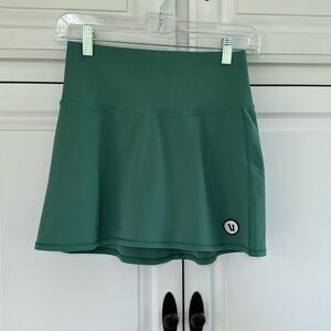 Vuori Women’s Halo Performance Skirt in Green